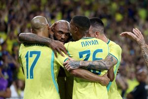 Các huyền thoại theo dõi Brazil thi đấu trước thềm World Cup
