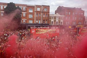 Biển người diễu hành mừng cúp vô địch Ngoại hạng Anh của Arsenal