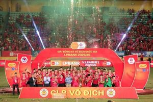 CLB Công an Hà Nội tưng bừng nâng cúp V-League