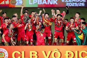 CAHN vô địch V-League 2025/26: Ngày lịch sử của Quang Hải và cơn thịnh nộ từ HLV Popov