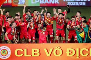 CAHN nâng cúp trong ngày cân bằng lịch sử V-League