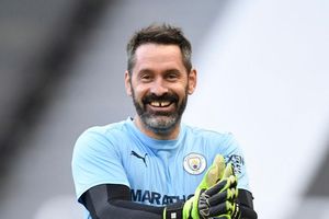 Sự nghiệp khó tin của thủ môn chỉ đá 108 phút cho Man City