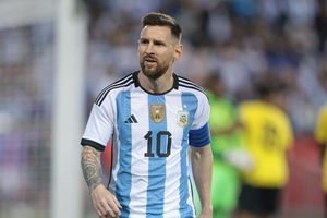 Nhà vô địch World Cup bị bão lớn tấn công