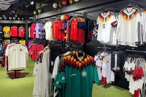 Doanh số bán hàng hóa World Cup bùng nổ: Sưu tầm đồ lưu niệm của các đội bóng trở thành xu hướng mới cho người hâm mộ