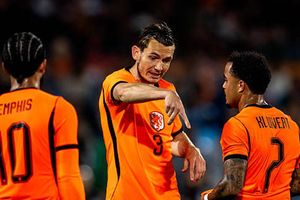 Hà Lan thua sốc 0-1 trước Algeria: Nỗi lo dứt điểm của Ronald Koeman tại Rotterdam