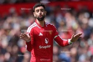 MU hoãn ký hợp đồng với Bruno Fernandes