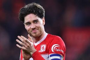 HLV Michael Carrick hối thúc Man Utd chiêu mộ 'Declan Rice mới' Hayden Hackney từ Middlesbrough