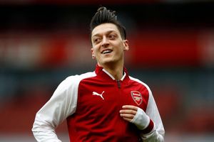 Mesut Ozil và sự khép lại của kỷ nguyên số 10 cổ điển: Di sản của một nghệ sĩ lạc thời