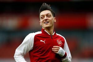 Mesut Ozil và sự khép lại của kỷ nguyên số 10 cổ điển: Kẻ lãng mạn cuối cùng