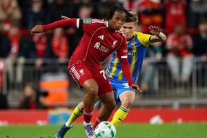 Sao trẻ Liverpool lỡ World Cup vì luật FIFA