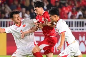Chạy vào khu kỹ thuật của U19 Việt Nam bị cản trở, cầu thủ Indonesia nổi nóng