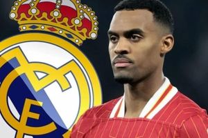 Real Madrid 'xâu xé' đội hình Liverpool