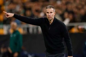 HLV Robin van Persie bị đội bóng Hà Lan sa thải
