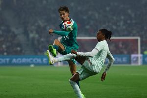 FIFA áp dụng luật mới, Olise lập tức bị ảnh hưởng