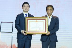 CLB bóng đá Hà Nội vinh dự đón nhận Huân chương Lao động hạng Nhì