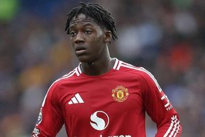 Học theo công thức PSG, Carrick trao vai trò mới cho Mainoo