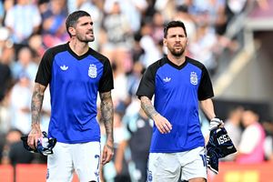 Messi tỏa sáng, Argentina đè bẹp Iceland