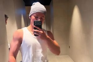 Cơ bắp ấn tượng của con trai Rooney