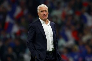 HLV Deschamps đáp trả chỉ trích khi xếp Mbappe đá cắm
