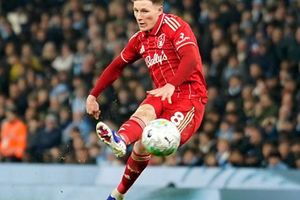 Man City gặp khó ở 2 thương vụ then chốt