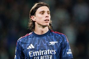 Chuyển nhượng sáng 10/6: Real Madrid nhắm Calafiori, MU đại chiến Man City vì Elliot Anderson