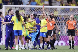 Brazil nhận 8 thẻ đỏ trong 1 trận đấu, cả HLV lẫn cầu thủ đều bị đuổi