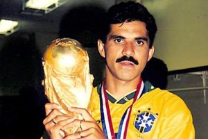 Huyền thoại Brazil lỡ World Cup vì bị bắt ngay tại sân bay