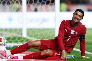 Vẻ mặt Ronaldo nói lên tất cả sau sự cố của Mendes