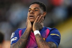 Rashford đáp trả Barcelona