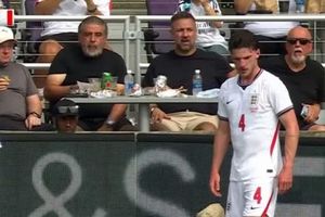 Cảnh 'ăn nhậu' ở trận đấu trước World Cup gây phẫn nộ