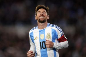 Messi làm điều gây xúc động giữa vòng vây hỗn loạn