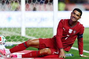 Khoảnh khắc Ronaldo 2 lần bỏ lỡ cơ hội khó tin