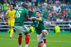 Mexico 1-0 Nam Phi: Bàn mở tỷ số sớm