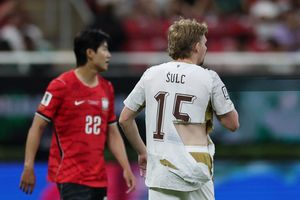 Áo Puma lại rách tại World Cup 2026