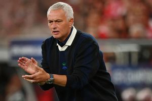 Real Madrid ký hợp đồng 3 năm với Mourinho, tặng Giáo hoàng chức danh đặc biệt