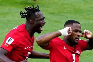 Chủ nhà Canada vất vả giành điểm số đầu tiên ở World Cup