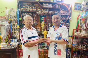 Chàng trai 36 tuổi Trần Đức Tuân và bộ sưu tập bóng đá có '1-0-2'