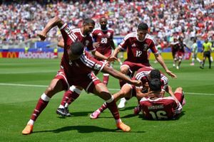 Qatar có điểm lịch sử, Thụy Sĩ đánh rơi chiến thắng phút bù giờ