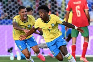 Douglas Santos: Vinicius là thiên tài của Brazil