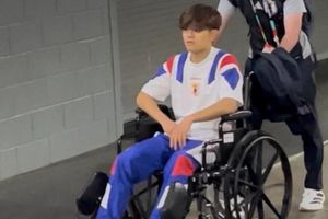 Takefusa Kubo phải rời sân bằng xe lăn