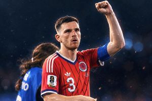 Đội trưởng tuyển Scotland lách luật ném biên mới ở World Cup