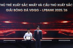 Nguyễn Quang Hải thắng giải Cầu thủ xuất sắc nhất V-League 2025/26 trong đêm gala vinh danh