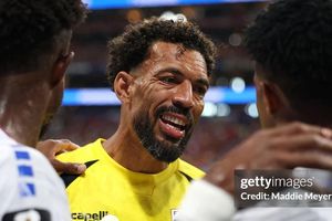 Thủ môn chặn đứng hàng thủ Tây Ban Nha ở World Cup nổi tiếng chóng mặt sau một đêm
