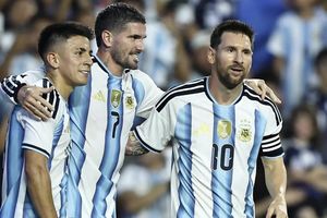 Argentina: Khi gánh nặng tuổi tác đè lên vai Messi...