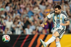 Argentina đấu Algeria: Kỷ lục World Cup của 'cậu bé tóc đỏ' Messi