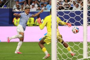 Uruguay nhọc nhằn giành 1 điểm trước Saudi Arabia