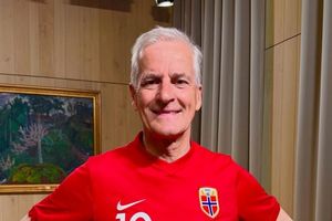 Thủ tướng Na Uy vừa chạy bộ vừa trả lời phỏng vấn về World Cup