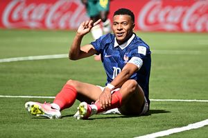 VAR thổi bùng tranh cãi về Mbappe