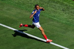 Mặt sân chung kết World Cup 2026 vướng tranh cãi