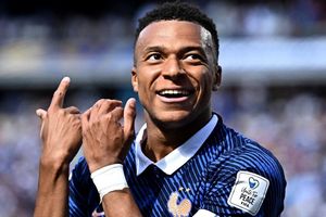 Phản ứng của Mbappe trong ngày vượt qua Pele